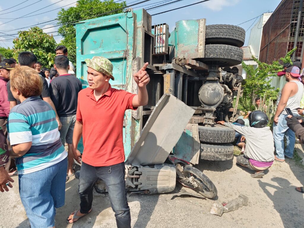 Diduga Korban Tabrak lari, Truk Pasir Timpa Sepeda Motor