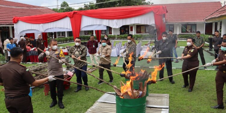 Kejaksaan Negeri Pelalawan Lakukan Pemusnahan Barang Bukti Tindak Pidana Umum