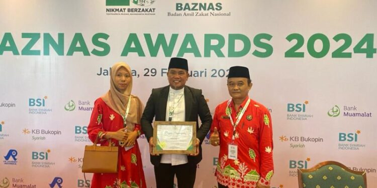 Bupati Pelalawan H. Zukri,SE Terima Penghargaan Pengelolaan Zakat Terbaik di Baznas Award 2024