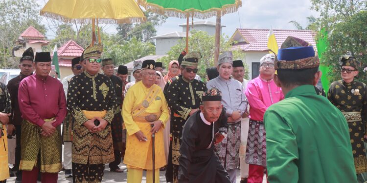 Bupati Pelalawan H.Zukri Ikuti Proses Mandi Balimau Sultan