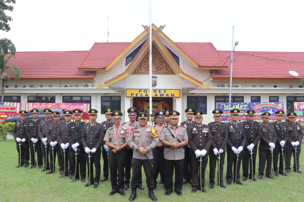AKBP Suwinto Pimpin Pelepasan Purna Bakti dan Pengantar Tugas Personel Polres Pelalawan