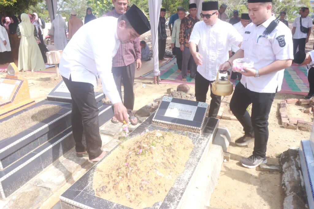 Bupati Pelalawan Ziarah Kubur Dalam Rangka Menyambut Bulan Ramadhan