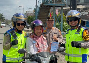 Beri Apresiasi kepada Masyarakat yang Patuh Terhadap Peraturan Lalu Lintas, Kapolres Pelalawan Bagikan Puluhan Helm SNI