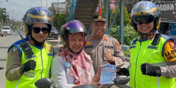 Beri Apresiasi kepada Masyarakat yang Patuh Terhadap Peraturan Lalu Lintas, Kapolres Pelalawan Bagikan Puluhan Helm SNI
