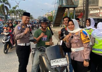 Satlantas Polres Pelalawan gelar Ramadhan Berkah Berbagi Takjil kepada Masyarakat Pengguna Jalan di kota Pangkalan Kerinci
