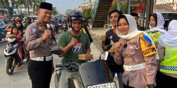 Satlantas Polres Pelalawan gelar Ramadhan Berkah Berbagi Takjil kepada Masyarakat Pengguna Jalan di kota Pangkalan Kerinci