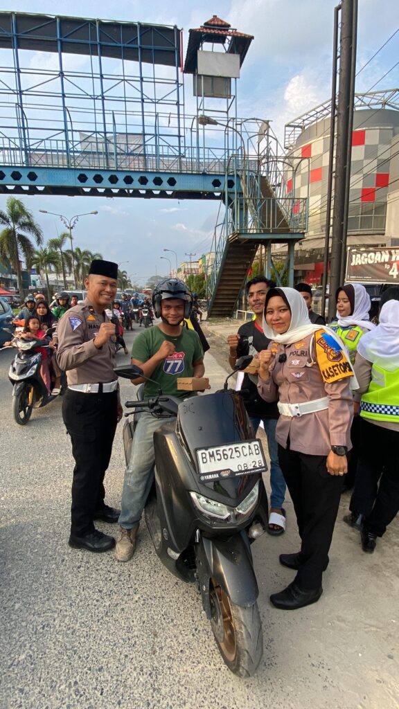 Satlantas Polres Pelalawan gelar Ramadhan Berkah Berbagi Takjil kepada Masyarakat Pengguna Jalan di kota Pangkalan Kerinci