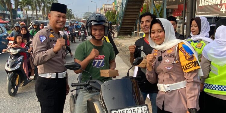 Satlantas Polres Pelalawan gelar Ramadhan Berkah Berbagi Takjil kepada Masyarakat Pengguna Jalan di kota Pangkalan Kerinci