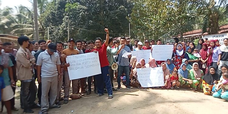 Ratusan Warga Didua Desa Blokir Pintu Masuk PT Tindaon Bujing Perusahaan Perkebunan Kelapa Sawit