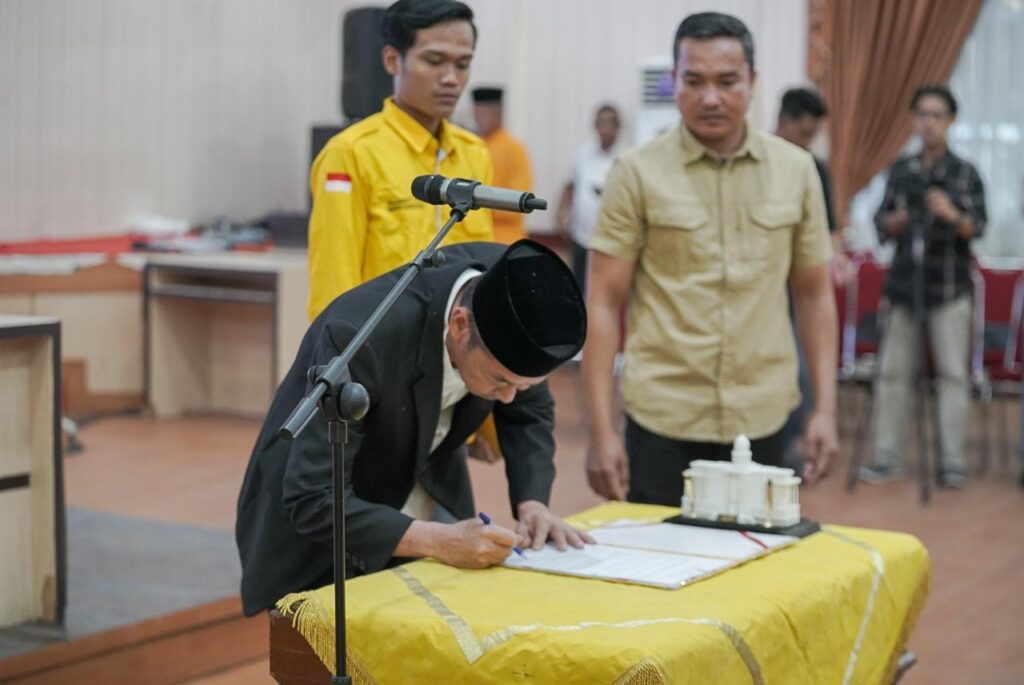 Bupati Rohil Kukuhkan Pengurus Hipemarohi Pekanbaru Masa Juang 2023-2025