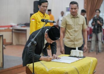 Bupati Rohil Kukuhkan Pengurus Hipemarohi Pekanbaru Masa Juang 2023-2025