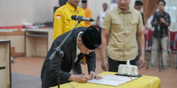 Bupati Rohil Kukuhkan Pengurus Hipemarohi Pekanbaru Masa Juang 2023-2025