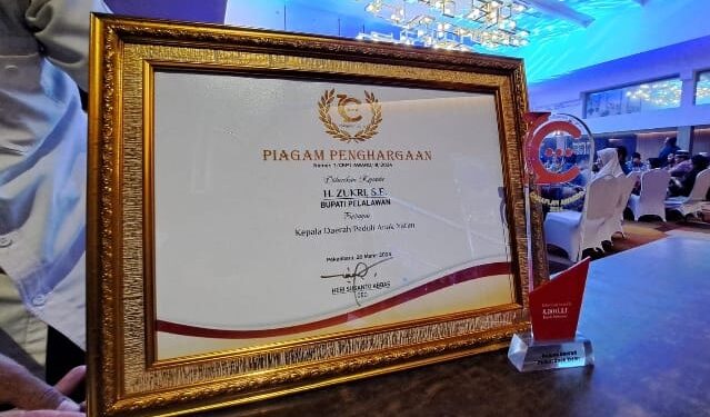 Bupati Pelalawan Raih Penghargaan Cakaplah Awards 2024 Kategori Kepala Daerah Peduli Anak Yatim