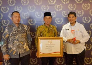 CAKAPLAH Award 2024, Bupati Rohil Terima Penghargaan Kepala Daerah Peduli Kerukunan Antar Suku dan Umat Beragama
