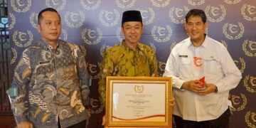 CAKAPLAH Award 2024, Bupati Rohil Terima Penghargaan Kepala Daerah Peduli Kerukunan Antar Suku dan Umat Beragama
