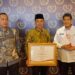CAKAPLAH Award 2024, Bupati Rohil Terima Penghargaan Kepala Daerah Peduli Kerukunan Antar Suku dan Umat Beragama