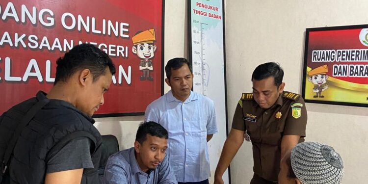 Tersangka “H” Dilimpahkan ke Kejari Pelalawan, Ini Kasusnya