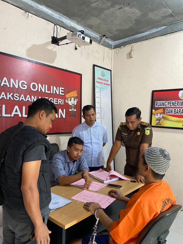 Tersangka “H” Dilimpahkan ke Kejari Pelalawan, Ini Kasusnya