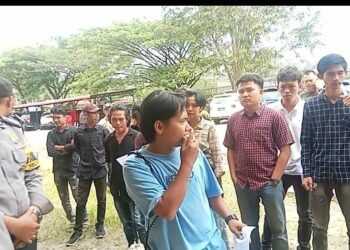 Pertanyakan izin PT Tindoan bujing, Puluhan Mahasiswa dan Warga Demo Kantor Perizinan Pemkab Paluta