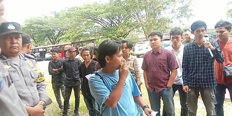 Pertanyakan izin PT Tindoan bujing, Puluhan Mahasiswa dan Warga Demo Kantor Perizinan Pemkab Paluta
