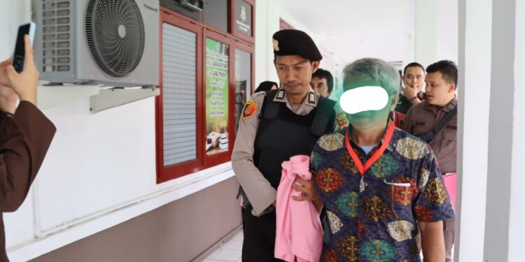 Kejari Pelalawan Tetapkan Tersangka Tindak Pidana Korupsi Pada Kegiatan Bantuan Sampan/ Perahu kepada Nelayan pada Dinas Perikanan dan Kelautan Kabupaten Pelalawan pada Tahun Anggaran 2019