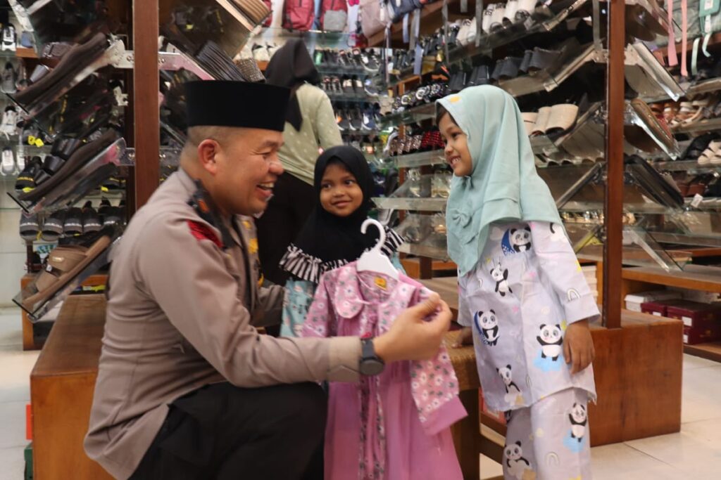 Kapolres Pelalawan bersama Bhayangkari Berbagi Berkah dengan Mengajak Anak Yatim Berbelanja Baju Lebaran
