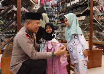 Kapolres Pelalawan bersama Bhayangkari Berbagi Berkah dengan Mengajak Anak Yatim Berbelanja Baju Lebaran