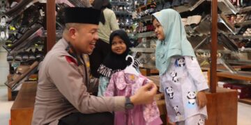 Kapolres Pelalawan bersama Bhayangkari Berbagi Berkah dengan Mengajak Anak Yatim Berbelanja Baju Lebaran