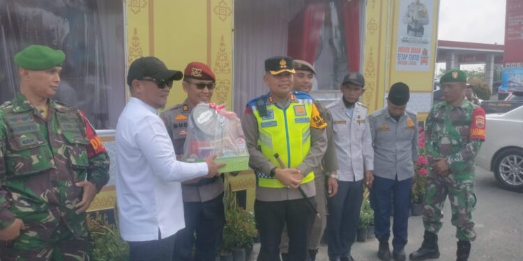 Bupati H. Zukri Tinjau Posko Lebaran, Berikan Semangat Kepada Petugas Jaga