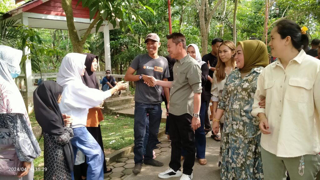 Rayakan Lebaran Idul Fitri, Bupati Rohil Bersama Keluarga Kunjungi Hutan Kota Bagan Siapiapi