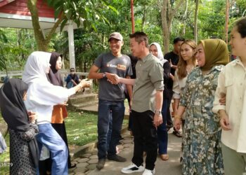 Rayakan Lebaran Idul Fitri, Bupati Rohil Bersama Keluarga Kunjungi Hutan Kota Bagan Siapiapi