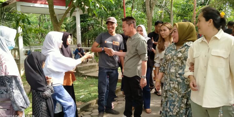 Rayakan Lebaran Idul Fitri, Bupati Rohil Bersama Keluarga Kunjungi Hutan Kota Bagan Siapiapi