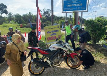 Layani Pemudik, Personil Pos PAM Polres Pelalawan Siapkan Kompresor Alat Pengisi Angin Gratis