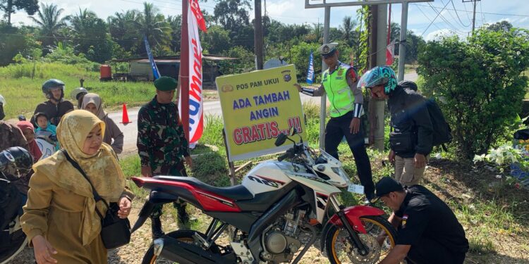 Layani Pemudik, Personil Pos PAM Polres Pelalawan Siapkan Kompresor Alat Pengisi Angin Gratis