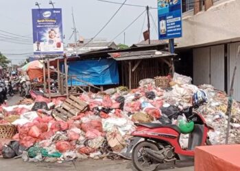 Dua Bulan Sampah Dibiarkan Menumpuk di Jalan Yos Sudarso Cikarang, Warga dan Pedagang Keluhkan Bau tak Sedap