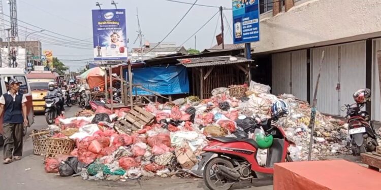 Dua Bulan Sampah Dibiarkan Menumpuk di Jalan Yos Sudarso Cikarang, Warga dan Pedagang Keluhkan Bau tak Sedap