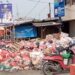 Dua Bulan Sampah Dibiarkan Menumpuk di Jalan Yos Sudarso Cikarang, Warga dan Pedagang Keluhkan Bau tak Sedap