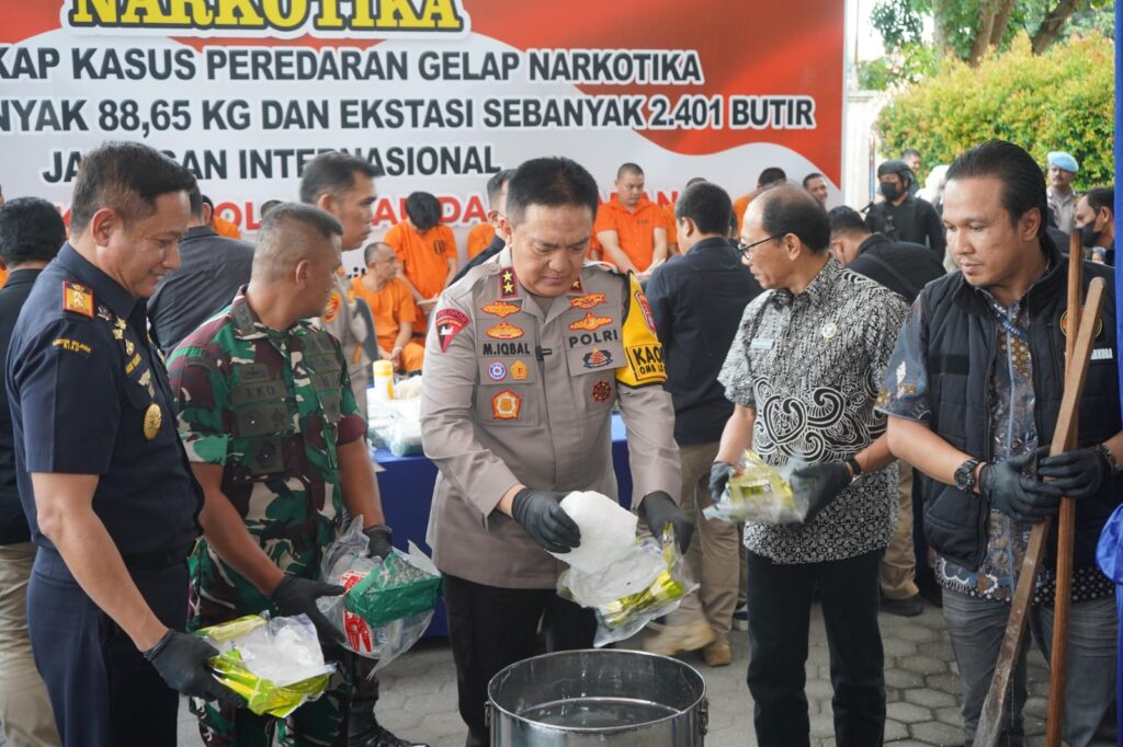 Pemusnahan Barang Bukti Narkoba Jaringan Internasional, Kapolda Riau : Sikat Habis Kampung Narkoba