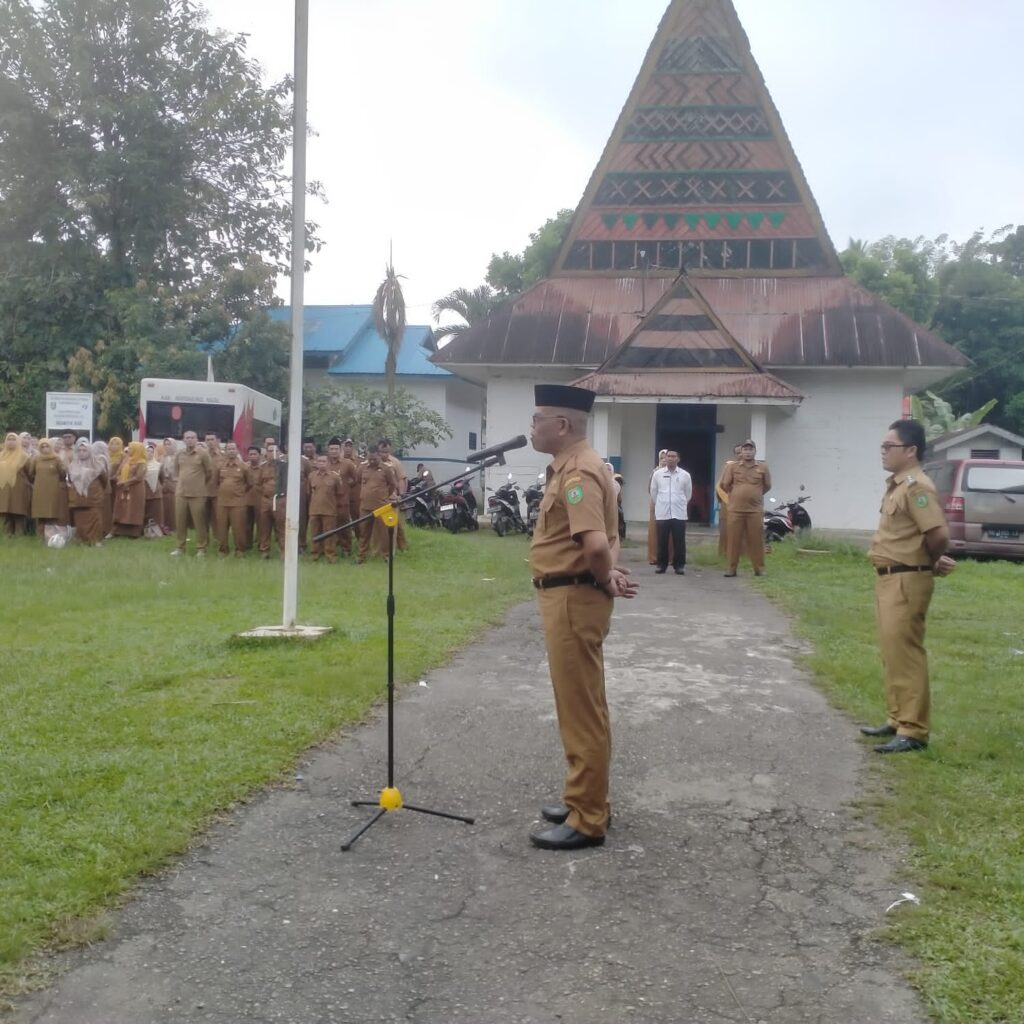 Asisten III Sekdakab Madina Pimpin Apel Gabungan di Halaman Kantor Camat Siabu