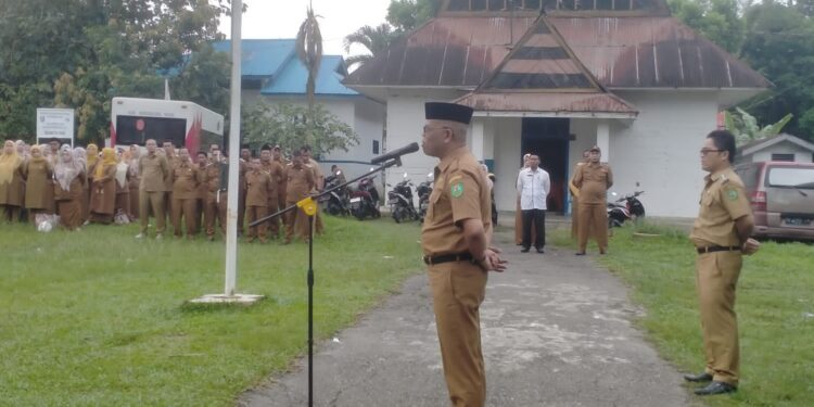 Asisten III Sekdakab Madina Pimpin Apel Gabungan di Halaman Kantor Camat Siabu