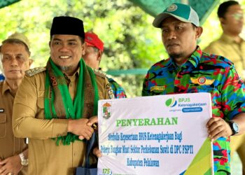 Bupati H.Zukri Serahkan Secara Simbolis BPJS Ketenagakerjaan bagi Buruh Bongkar Muat Perkebunan Kelapa Sawit