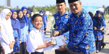 Peringati Hardiknas, Sekda Aceh Utara Serahkan Penghargaan untuk Sekolah dan Siswa Berprestasi