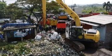 Dinas Lingkungan Hidup Terjunkan Excavator Jenis Long Arm dengan Metode Pengerukan