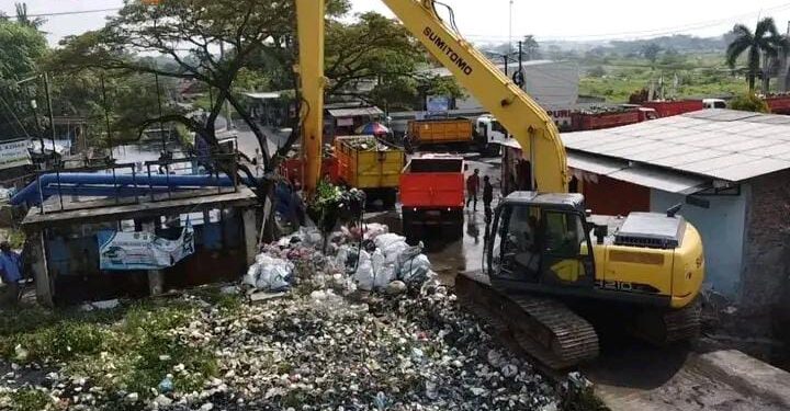 Dinas Lingkungan Hidup Terjunkan Excavator Jenis Long Arm dengan Metode Pengerukan