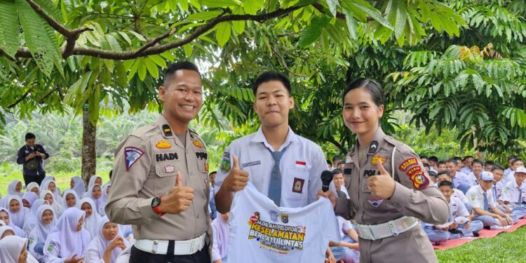 Sat Lantas Polres Pelalawan Bersama Tim ISDC lakukan “Police Goes To School” 