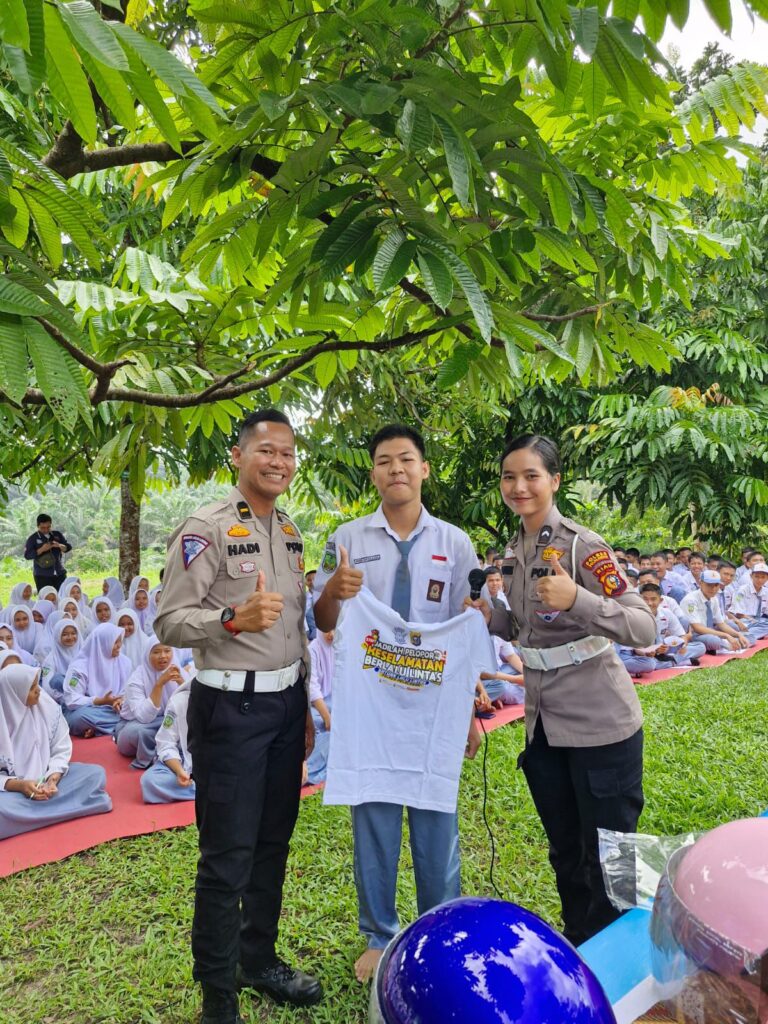Sat Lantas Polres Pelalawan Bersama Tim ISDC lakukan “Police Goes To School” 