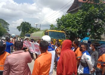 Aksi Demonstrasi FSPMI di PT. Prima Transportasi Servis Indonesia Menuntut Pemenuhan Hak Karyawan