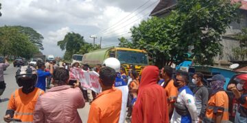 Aksi Demonstrasi FSPMI di PT. Prima Transportasi Servis Indonesia Menuntut Pemenuhan Hak Karyawan