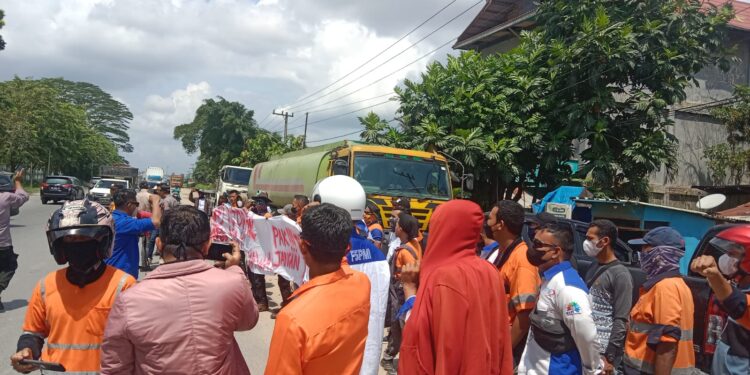 Aksi Demonstrasi FSPMI di PT. Prima Transportasi Servis Indonesia Menuntut Pemenuhan Hak Karyawan