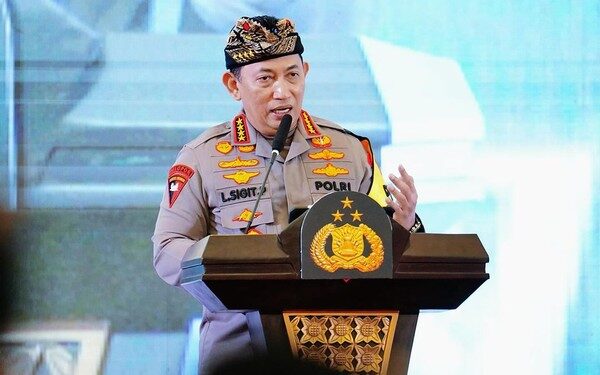 Kapolri Beri Penghargaan Casis Bintara Jari Putus Dibegal Masuk Bintara Polri